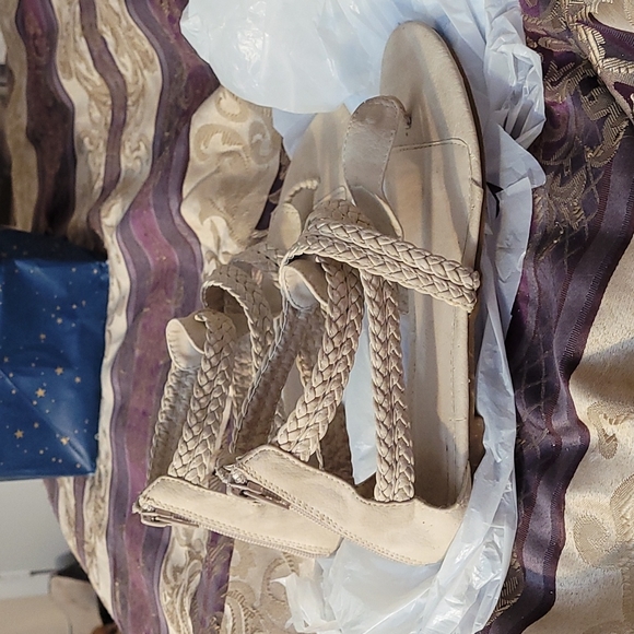 Cream/tan/beige women's sandals size 6 - Picture 4 of 7